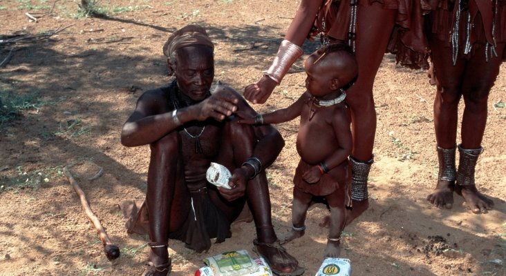 Tribu Himba recibiendo regalos