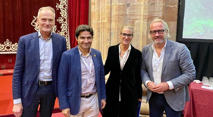 Frank Oostdam, exdirector de ANVR; Ignacio Valle Muñoz, consejero de Turismo de Turespaña en los Países Bajos; Lara Martínez, consejera de Turismo de Asturias; y Arjan Kers, presidente de ANVR Frank Oostdam, exdirector de ANVR; Ignacio Valle Muñoz, consejero de Turismo de Turespaña en los Países Bajos; Lara Martínez, consejera de Turismo de Asturias; y Arjan Kers, presidente de ANVR