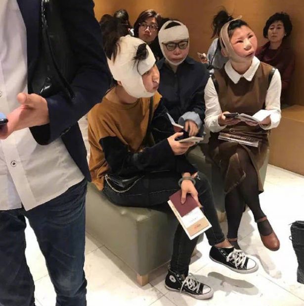 Mujeres chinas retenidas en el aeropuerto