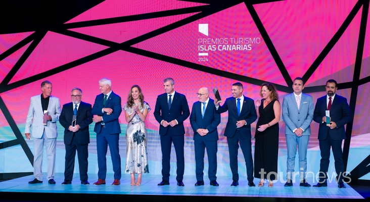 Foto de familia de los ganadores de los Premios Turismo Islas Canarias 2024 junto a las autoridades que presidieron la gala | Foto: Tourinews