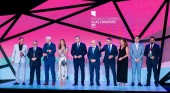 Foto de familia de los ganadores de los Premios Turismo Islas Canarias 2024 junto a las autoridades que presidieron la gala | Foto: Tourinews