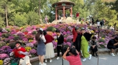 Turistas tomándose fotos durante sus vacaciones | Foto: Tourinews