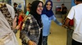Un mujer musulmana llega al aeropuerto de Los Ángeles