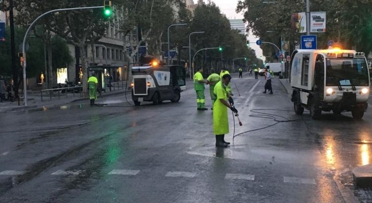 Operarios limpiando la Diagonal en Barcelona
