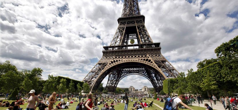 Turistas en los alrededores de la torre Eiffel. Foto de Actualidad Viajes