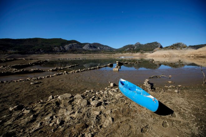 Barca sobre el fondo de barro del embalse de Barrios de Luna