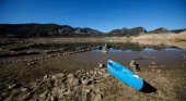 Barca sobre el fondo de barro del embalse de Barrios de Luna