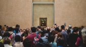 Visitantes en torno a la Monna Lisa