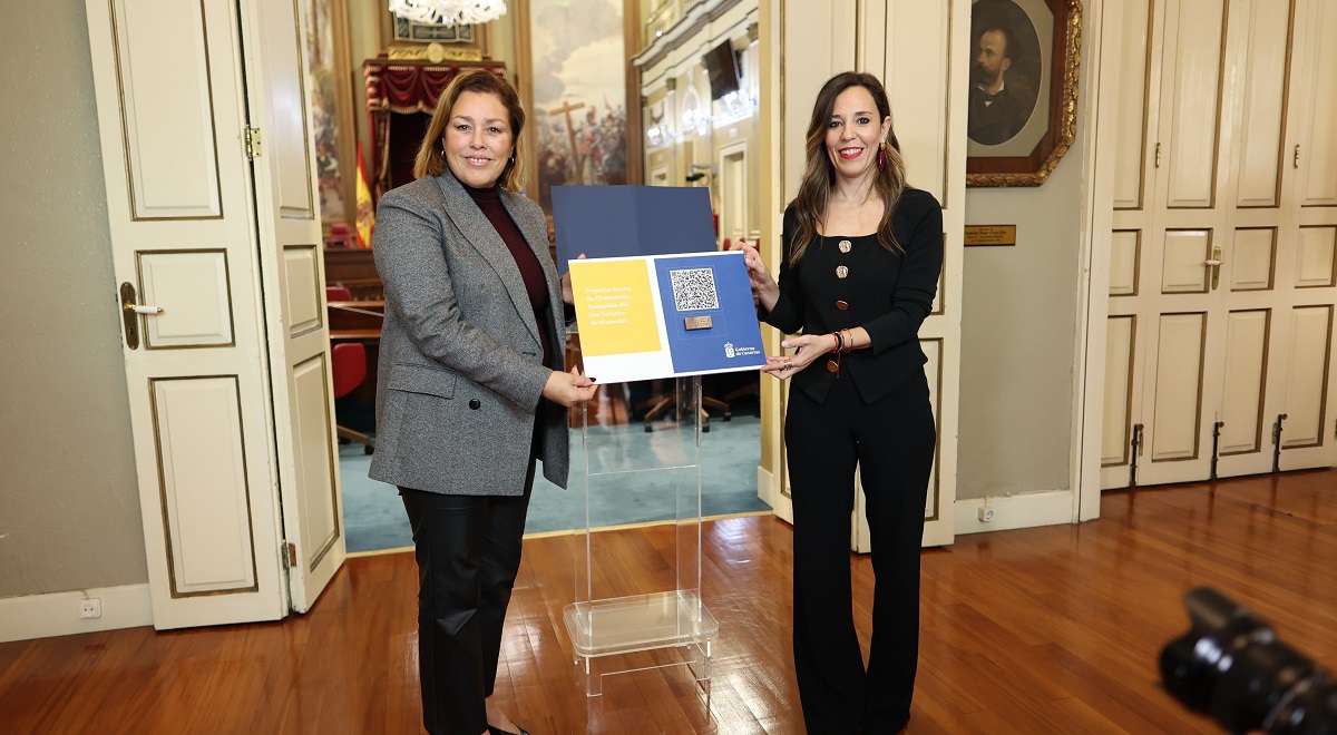 Astrid Pérez, presidenta del Parlamento de Canarias, y Jessica de León, consejera de Empleo y Turismo Astrid Pérez, presidenta del Parlamento de Canarias, y Jessica de León, consejera de Empleo y Turismo