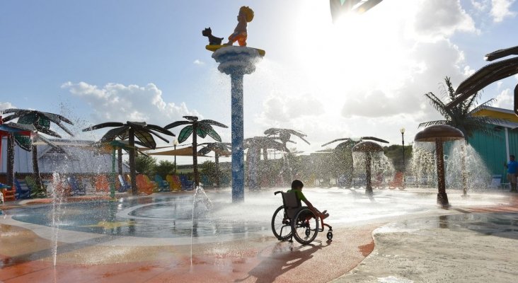 Niño discapacitado en el parque acuático de Texas