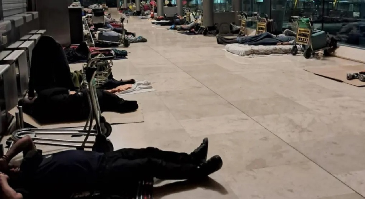 Personas sintecho pernoctan en el aeropuerto