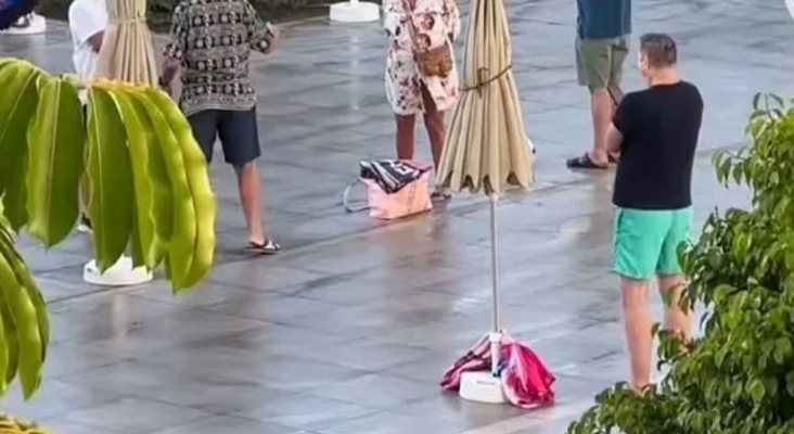 Los turistas encuentran un nuevo truco para la guerra de tumbonas en los hoteles