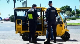 Palma (Mallorca) inmoviliza los vehículos y suspende la actividad de dos empresas de ‘tuk tuk’ turísticos
