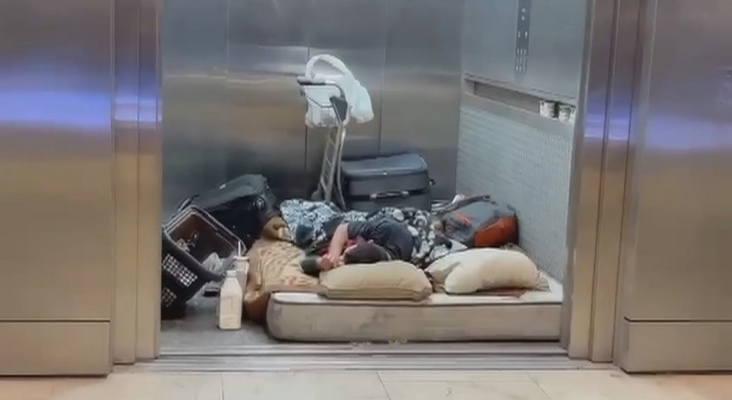 Indigentes durmiendo en ascensores del Aeropuerto de Madrid Barajas | Imagen: Telemadrid