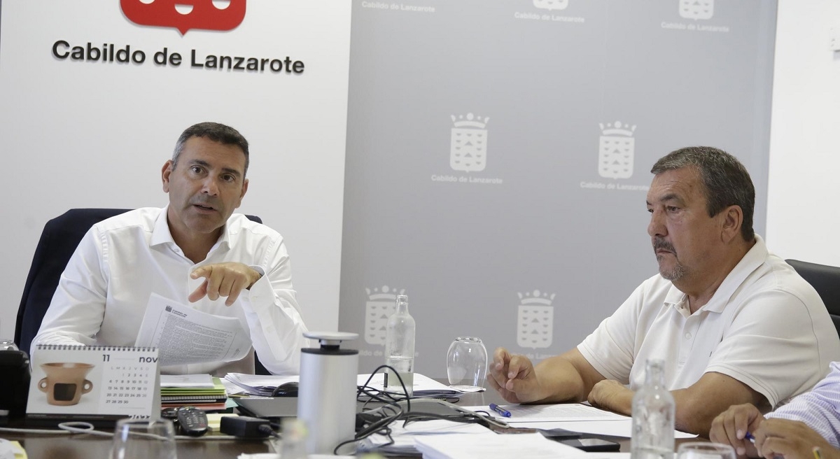 Oswaldo Betancort, presidente del Cabildo de Lanzarote, y Miguel Ángel Jiménez, consejero insular de Transporte y Movilidad Oswaldo Betancort, presidente del Cabildo de Lanzarote, y Miguel Ángel Jiménez, consejero insular de Transporte y Movilidad