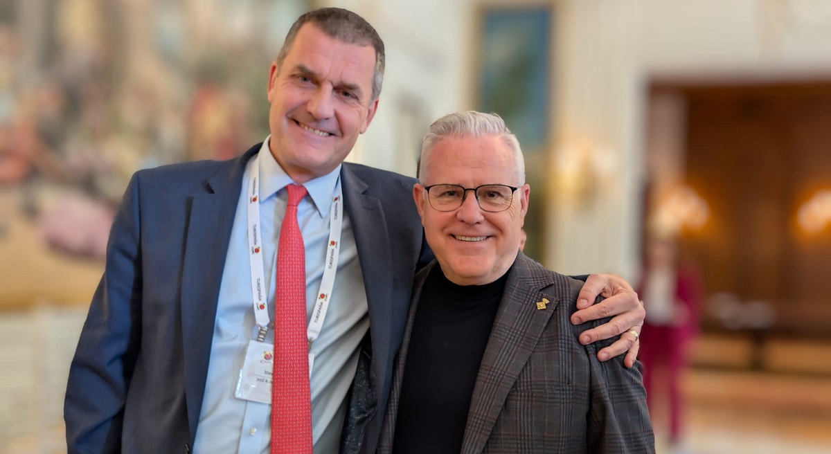 Steve Heapy, CEO de Jet2, posa junto a Pere Granados, alcalde de Salou Steve Heapy, CEO de Jet2, posa junto a Pere Granados, alcalde de Salou