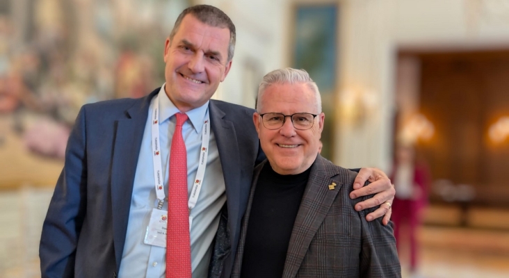 Steve Heapy, CEO de Jet2, posa junto a Pere Granados, alcalde de Salou
