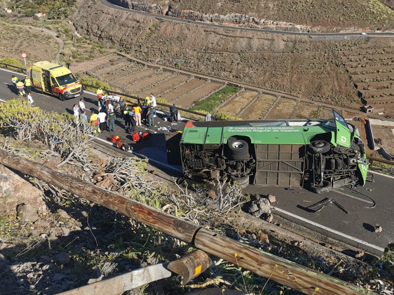 Un muerto y una decena de heridos tras el vuelco de un autobús en La Gomera