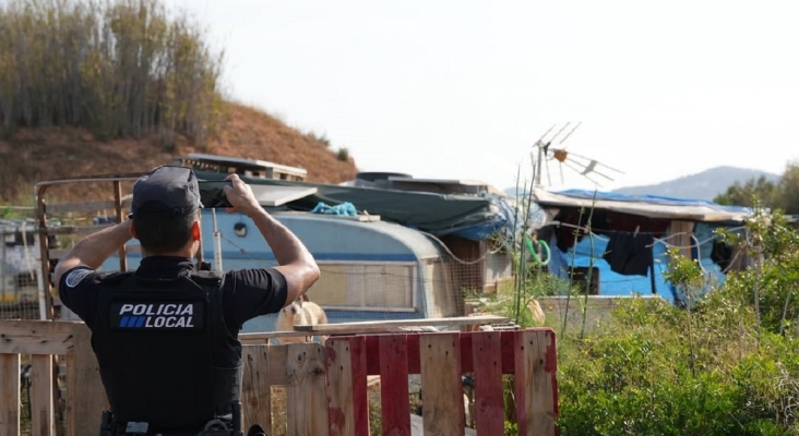 Agentes de Policía Local de Ibiza durante la intervención