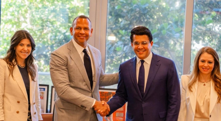 Alex Rodríguez posa junto al ministro de Turismo, David Collado