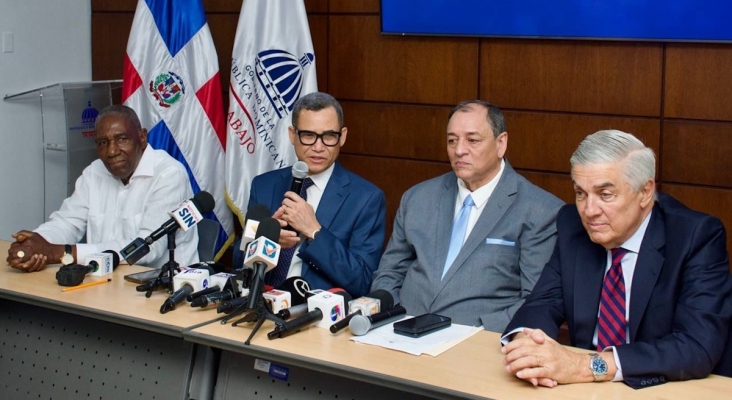 Abinader comienza a "dominicanizar el trabajo" en el sector turístico aumentando un 30% los salarios