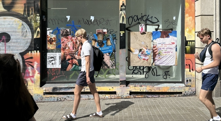 'BCN LOVES TURISMO MASIVO', la irónica campaña de protesta de los vecinos de Barcelona | Foto: Público