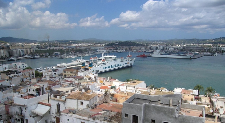 Competencia amenaza con llevar a los tribunales la limitación de los coches de alquiler de Ibiza | Foto: David Sim (CC BY 2.0)