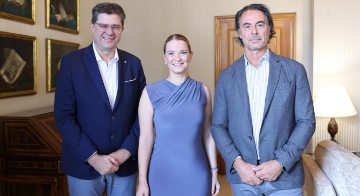 Alfredo Serrano, a la derecha, junto a la presidenta de Islas Baleares y el conseller de Turismo balear. | Foto: Consolat de Mar