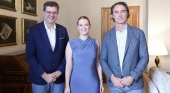 Alfredo Serrano, a la derecha, junto a la presidenta de Islas Baleares y el conseller de Turismo balear. | Foto: Consolat de Mar