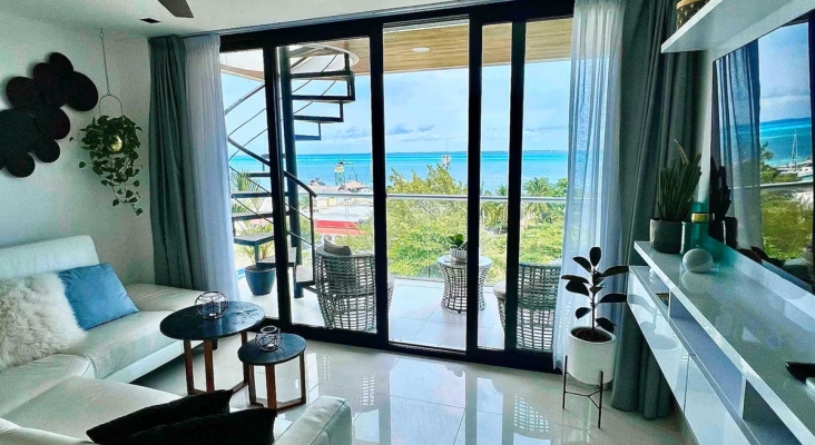 La guerra entre hoteles y alquiler vacacional llega al Caribe mexicano: exigen "poner límites" a Airbnb