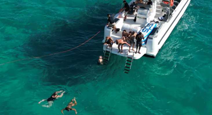 El turismo de excesos elude la ley con 'party boats' en áreas protegidas de Mallorca