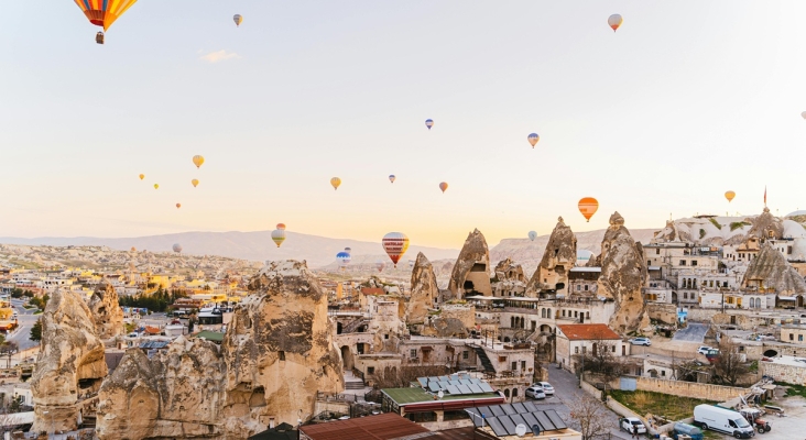 Un fallecido y 31 turistas heridos en un accidente entre dos globos aerostáticos en Turquía