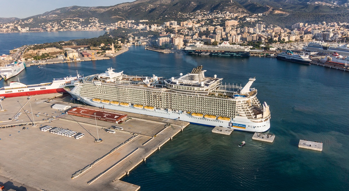Un informe técnico alerta del riesgo de seguridad de los megacruceros en el puerto de Palma (Mallorca)