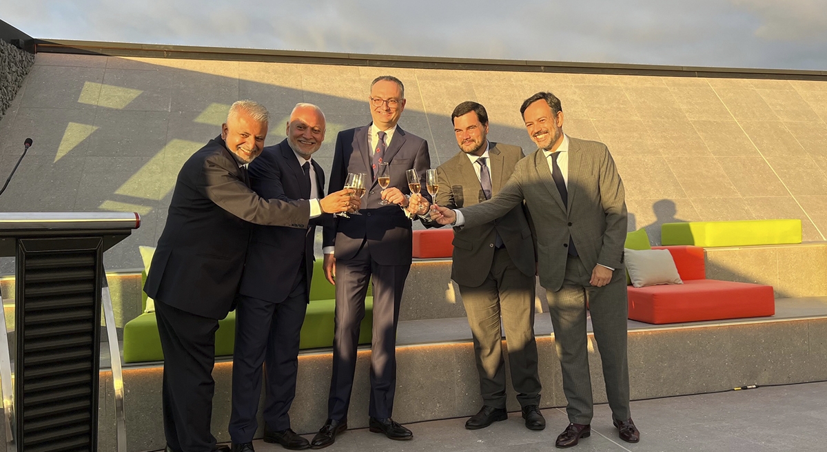 Brindis por la inaguración del hotel