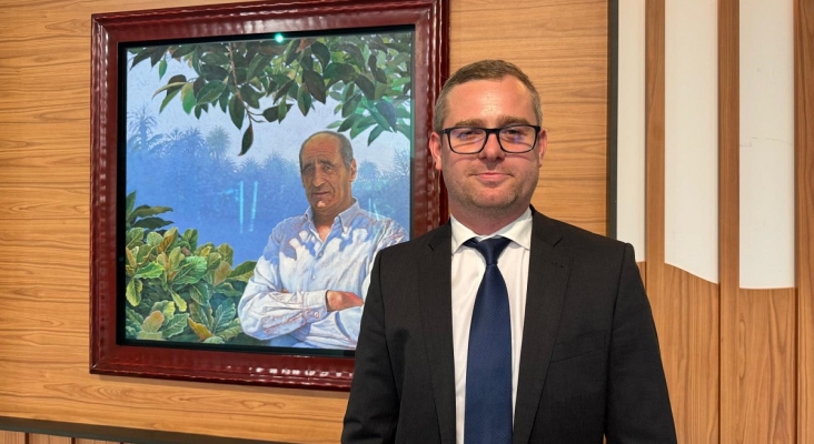 Karim Gaggstatter, director de Hacienda San Jorge, posa frente a un retrato del fundador del hotel, Francisco García | Foto: Tourinews