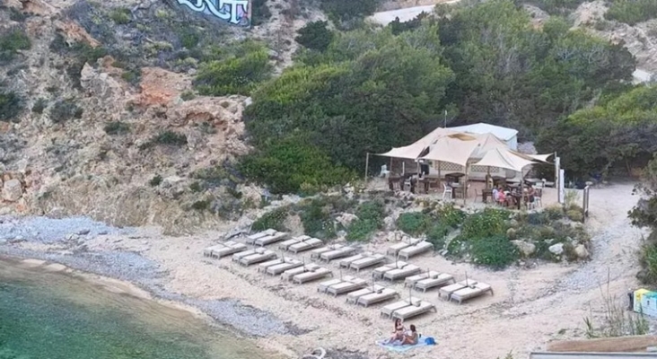 “¡Cala d’en Serra ya ha sido colonizada!”: Denuncian ‘overbooking’ de hamacas en esta playa de Ibiza | Foto: Amics de la Terra