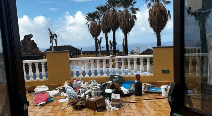 Una de las terrazas del hotel, donde se aprecia, además de basura, una bombona de butano