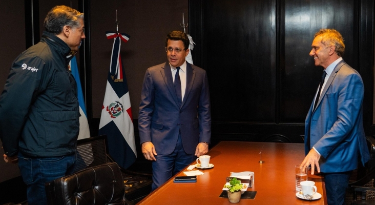 De izquierda a derecha, el CEO de Arajet, Víctor M. Pacheco; el ministro de Turismo dominicano, David Collado; y el secretario de Turismo argentino, Daniel Scioli.