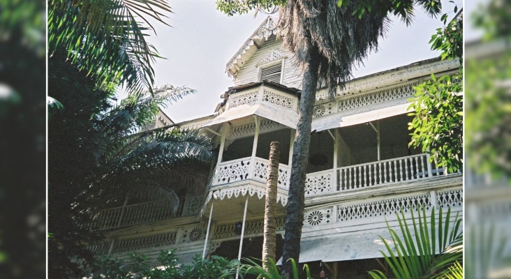 El emblemático hotel Oloffson de Haití, arrasado por las llamas provocadas por bandas armadas | Foto: Ketounette (CC BY-SA 3.0)