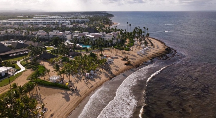 Detienen la retirada de sargazo de una playa en R. Dominicana por atentar contra el medio ambiente