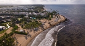 Detienen la retirada de sargazo de una playa en R. Dominicana por atentar contra el medio ambiente