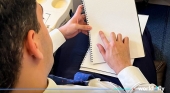 World2Fly incorpora tarjetas de seguridad en braille en sus aviones
