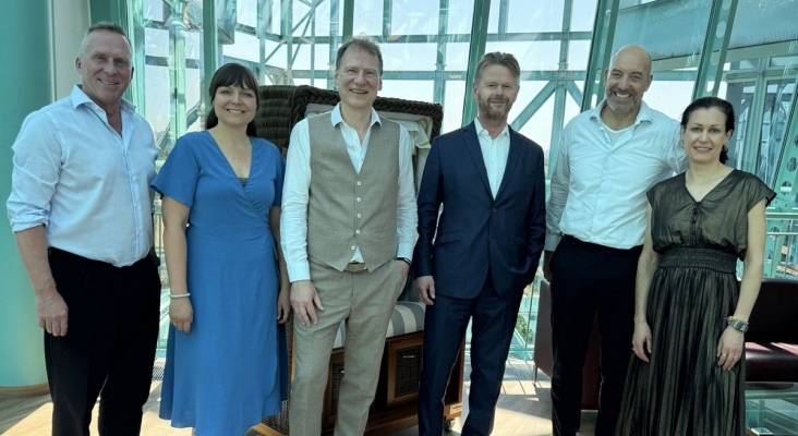Bernd Bauer, CEO Discover Airlines; Swantje Lehners, directora general de Futouris; Ingo Lies, CEO Chamäleon; Peter Gerber, CEO Condor Flugdienst GmbH; Ingo Burmester, CEO DERTOUR Group; y Laura Meyer, CEO Hotelplan Group