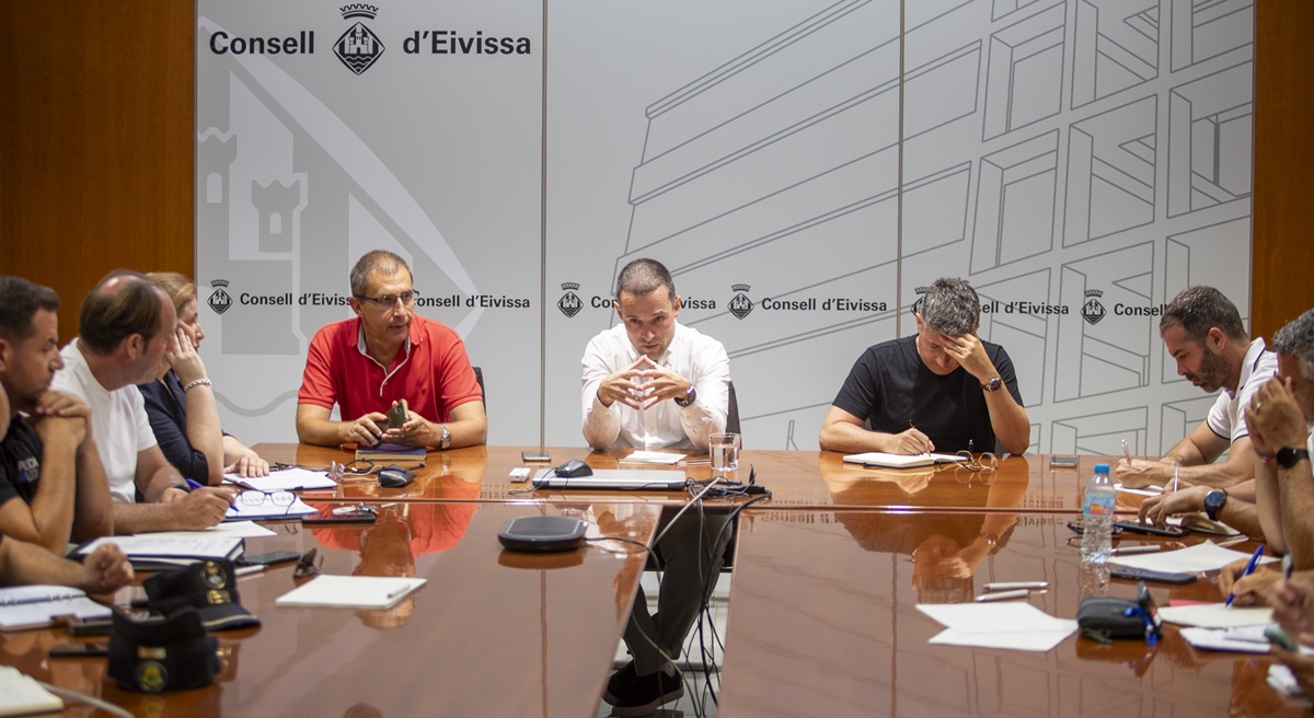 Ibiza contra los 'taxis piratas': San Josep cifra en un 75% la reducción de matrículas sospechosas en el aeropuerto