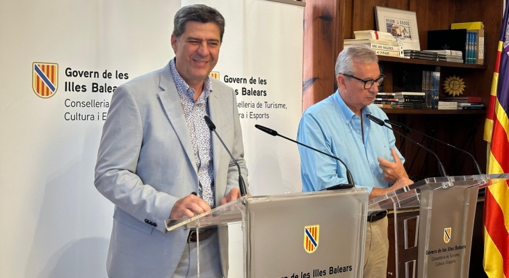 El conseller de Turismo balear, Jaume Bauzà, y el director general de Turismo balear, Josep Aloy.