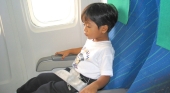 Niño viajando a bordo de un avión