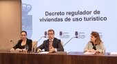 De izquierda a derecha la directora general de Turismo y Hostelería, María Saiz; el consejero, Luis Martínez Abad, y la subdirectora de Turismo, Elena Sedes. Foto PATRICIA PEREDA