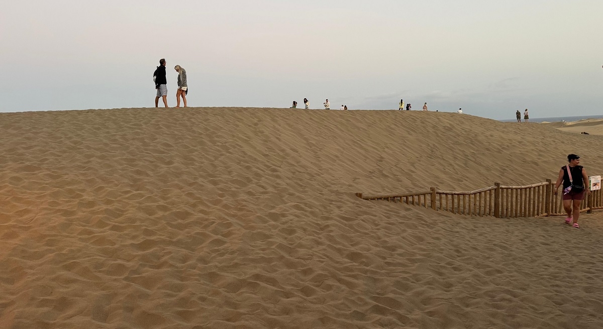 Valla delimitante sepultada por la arena Foto Tourinews
