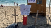 Torre de vigilancia con cartel de protesta Foto @socorristas.bcn