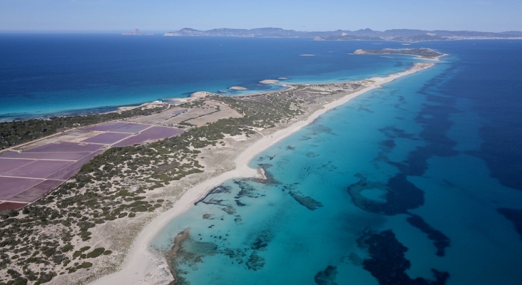 Vista aérea del Parque Natural de Ses Salines de Ibiza y Formentera | Foto: Beni Marull (CC BY-SA 4.0)
